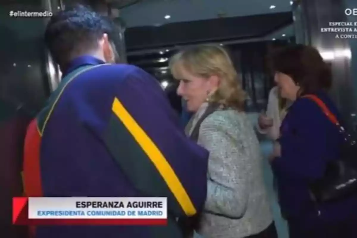 Esperanza Aguirre siendo entrevistada por un reportero de 'LaSexta'