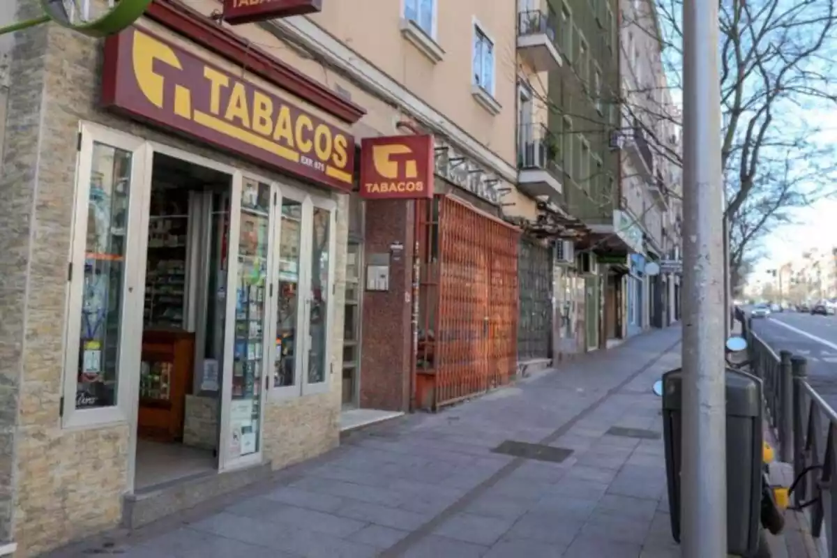 Imagen de un estanco en Madrid, con el cartel 'tabacos'