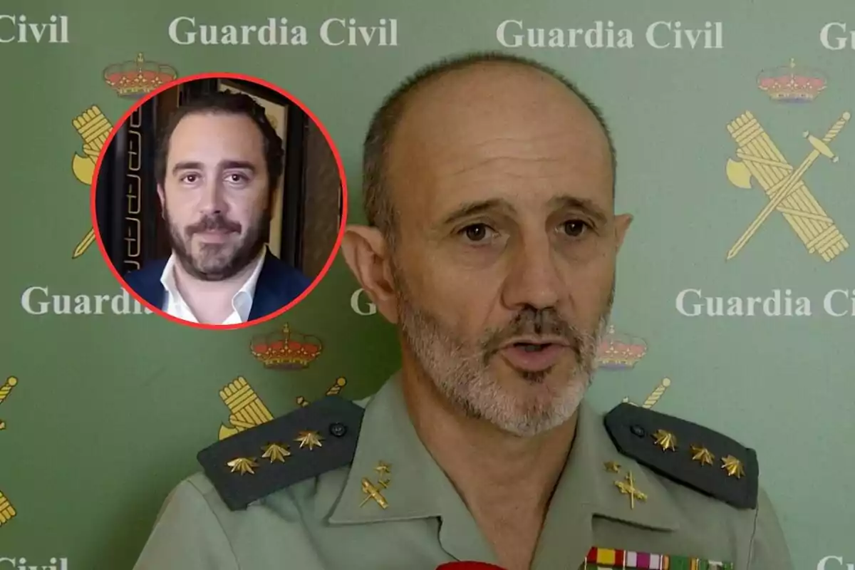 Un oficial de la Guardia Civil hablando frente a un fondo verde con el logo de la institución y un recuadro rojo mostrando a otra persona.