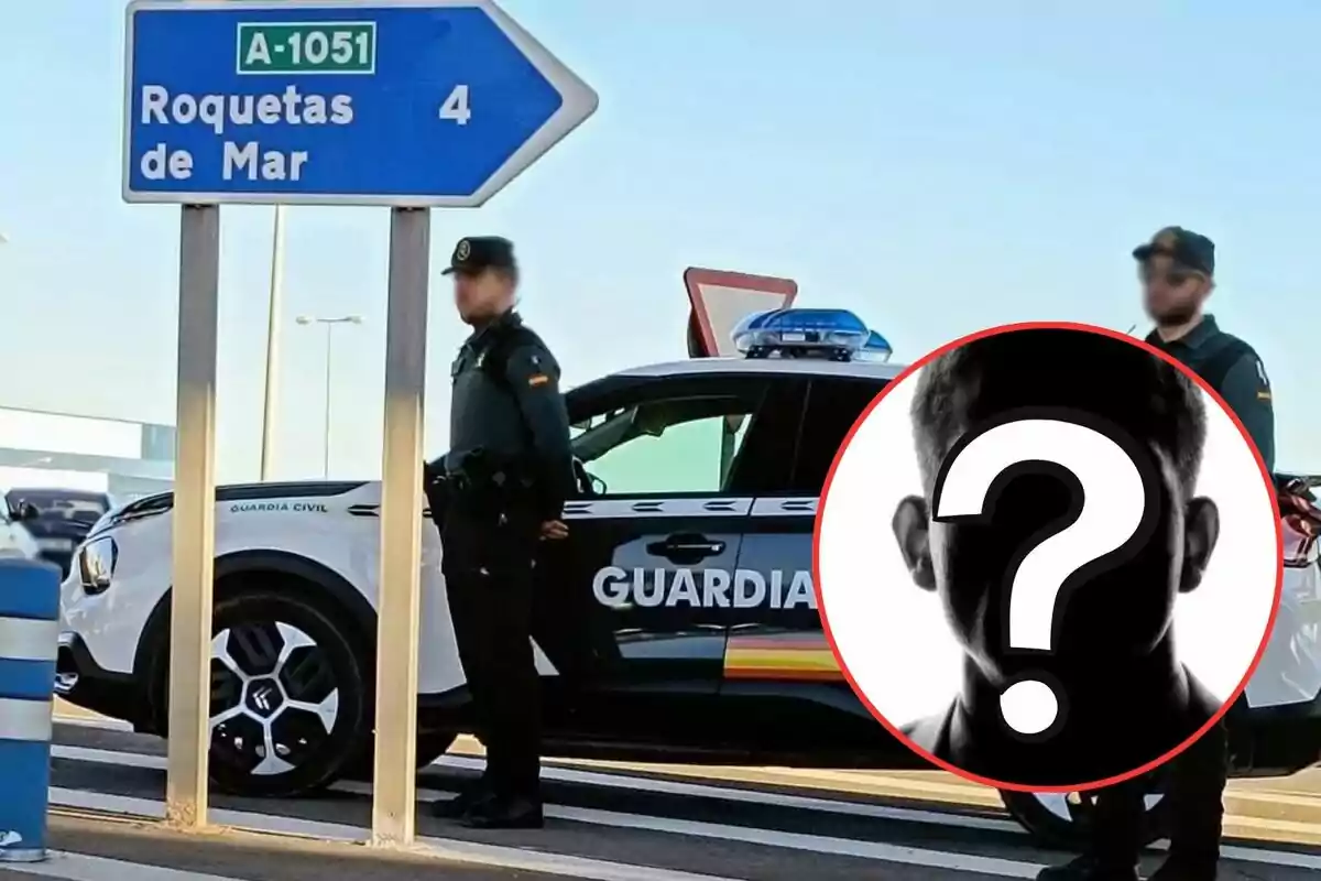 Guardias civiles junto a un coche patrulla y una señal de tráfico que indica la dirección a Roquetas de Mar.