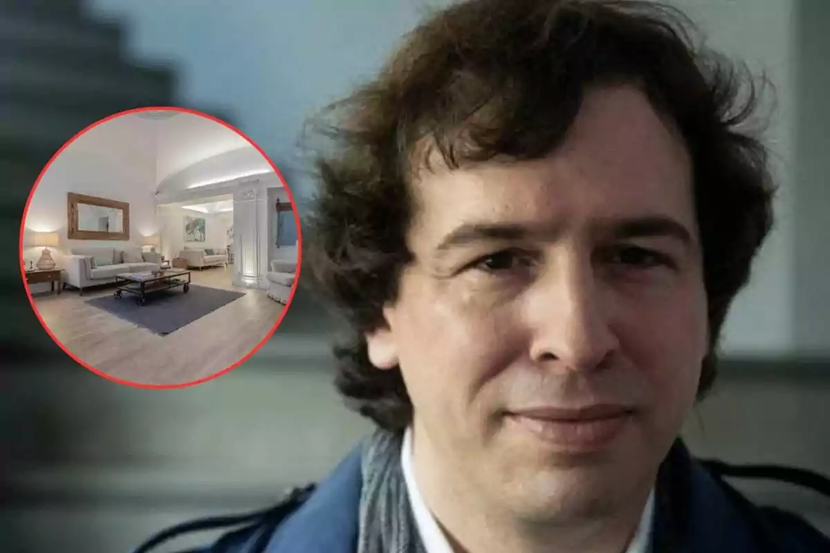 Un hombre con cabello rizado y una expresión neutral aparece en primer plano, mientras que en un círculo rojo se muestra una sala de estar moderna y bien iluminada con muebles elegantes y una decoración acogedora.