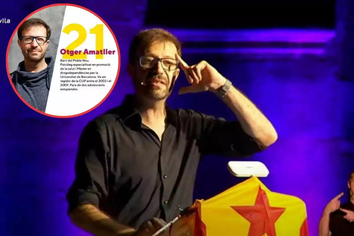 Un hombre con gafas y barba está dando un discurso en un escenario iluminado con luces moradas, mientras sostiene una bandera con una estrella roja. En la esquina superior izquierda de la imagen hay un recuadro circular con la foto de otro hombre, también con gafas y barba, acompañado de un texto que describe su perfil profesional y personal.