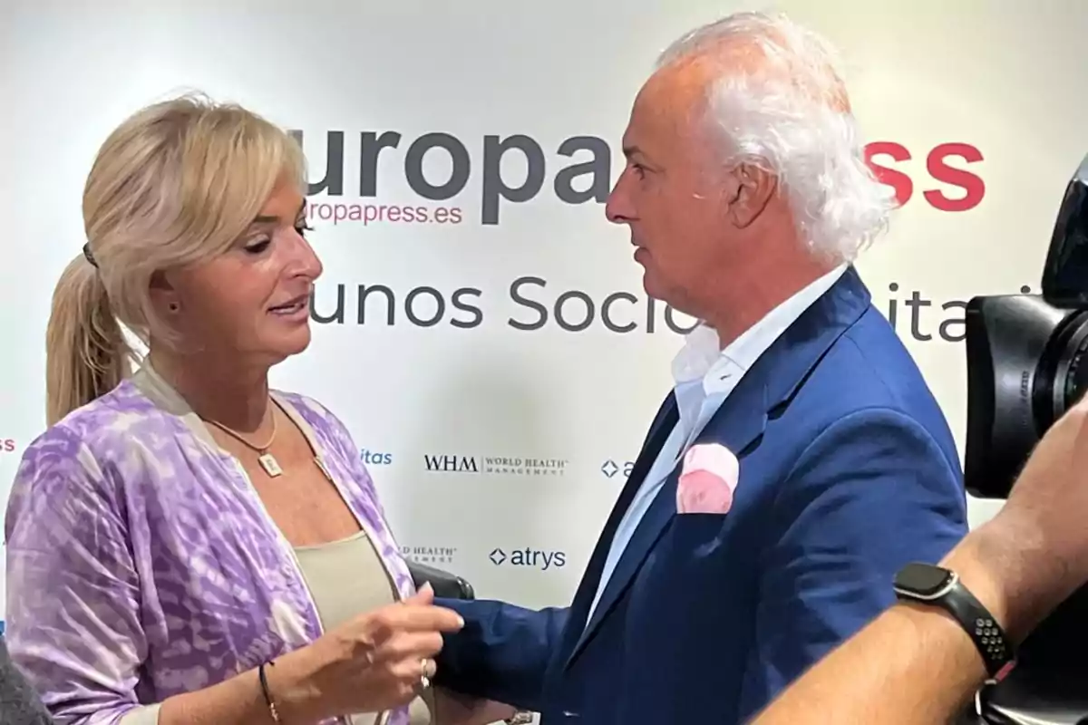 Dos personas conversando en un evento de Europa Press.