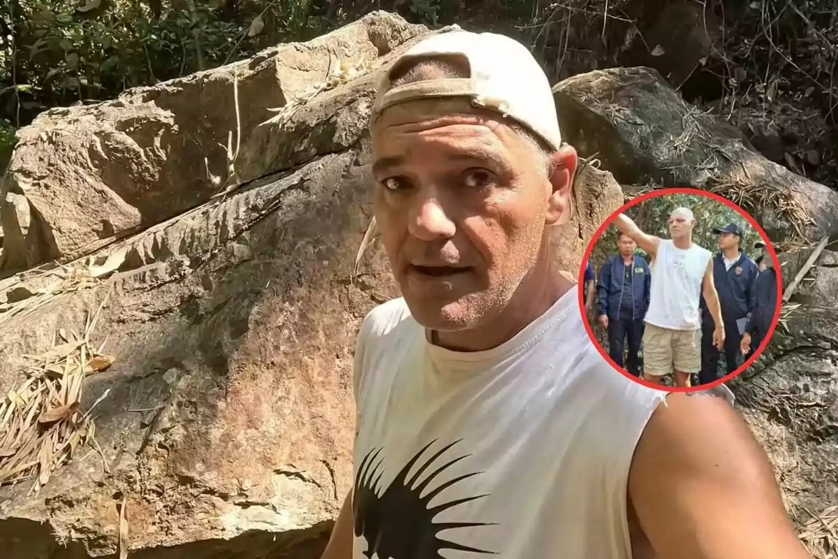 Un hombre con gorra blanca y camiseta sin mangas está en un entorno rocoso y boscoso, con una imagen insertada que muestra a la misma persona señalando algo mientras está rodeado de otras personas.