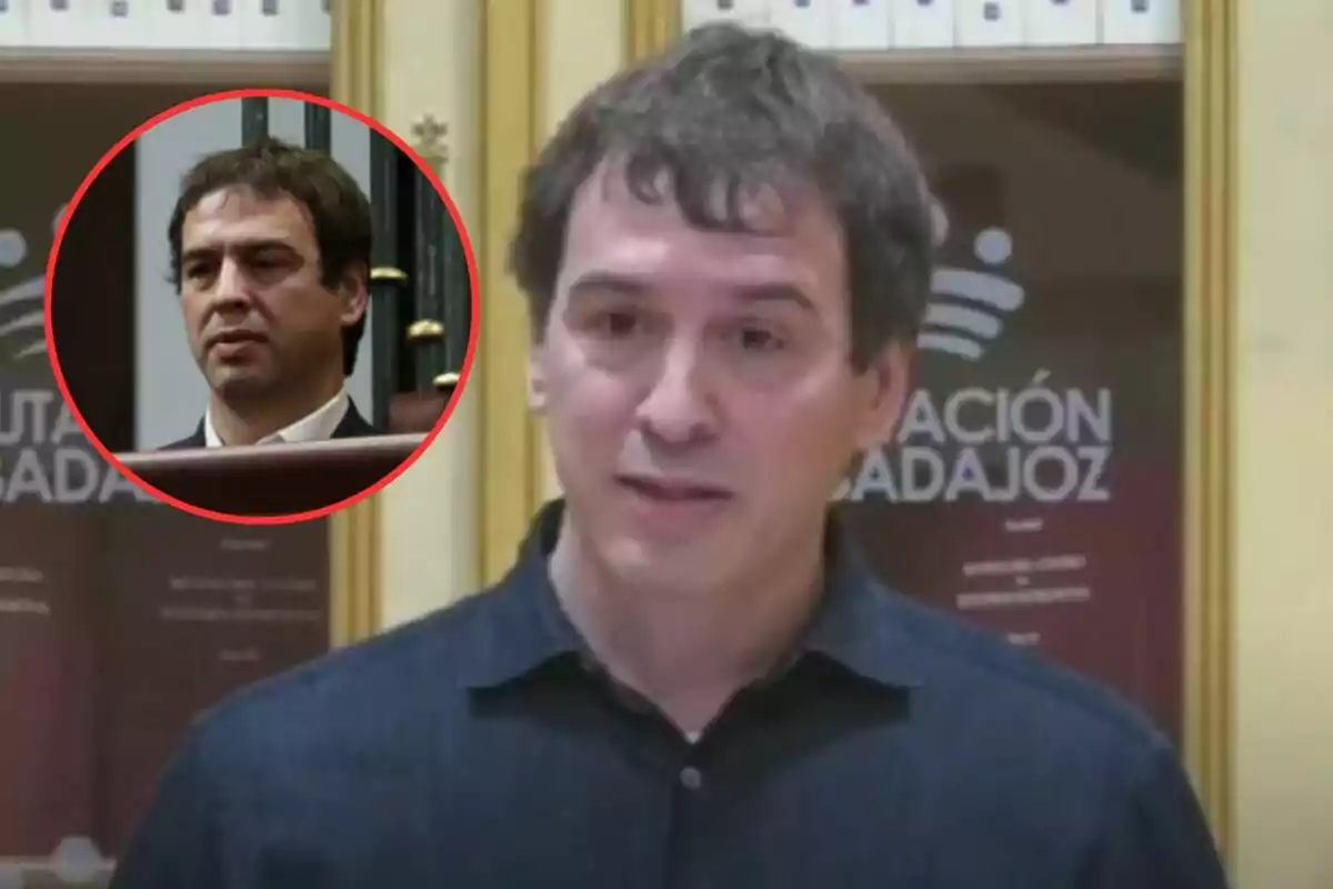 Un hombre hablando frente a un fondo con el texto "DIPUTACIÓN BADAJOZ" y un recuadro rojo que muestra a otra persona.