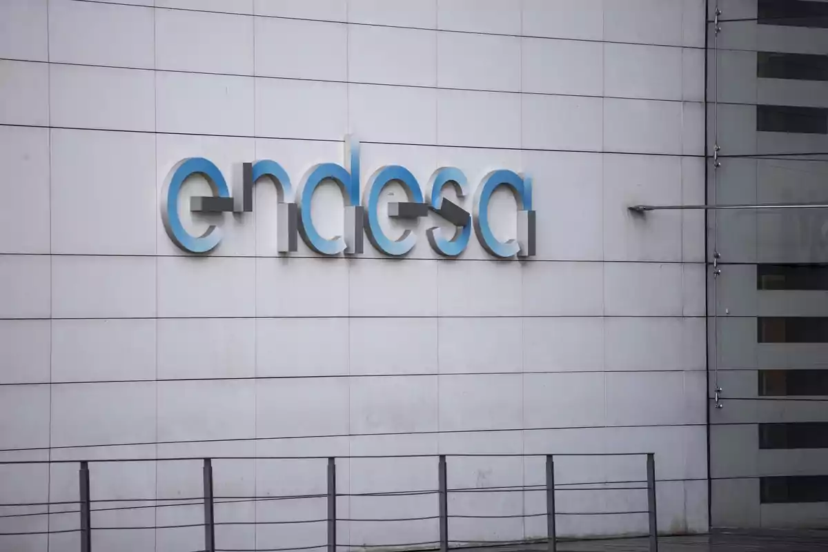 Edificio con el logotipo de Endesa en una pared exterior. Edificio con el logotipo de Endesa en una pared exterior.