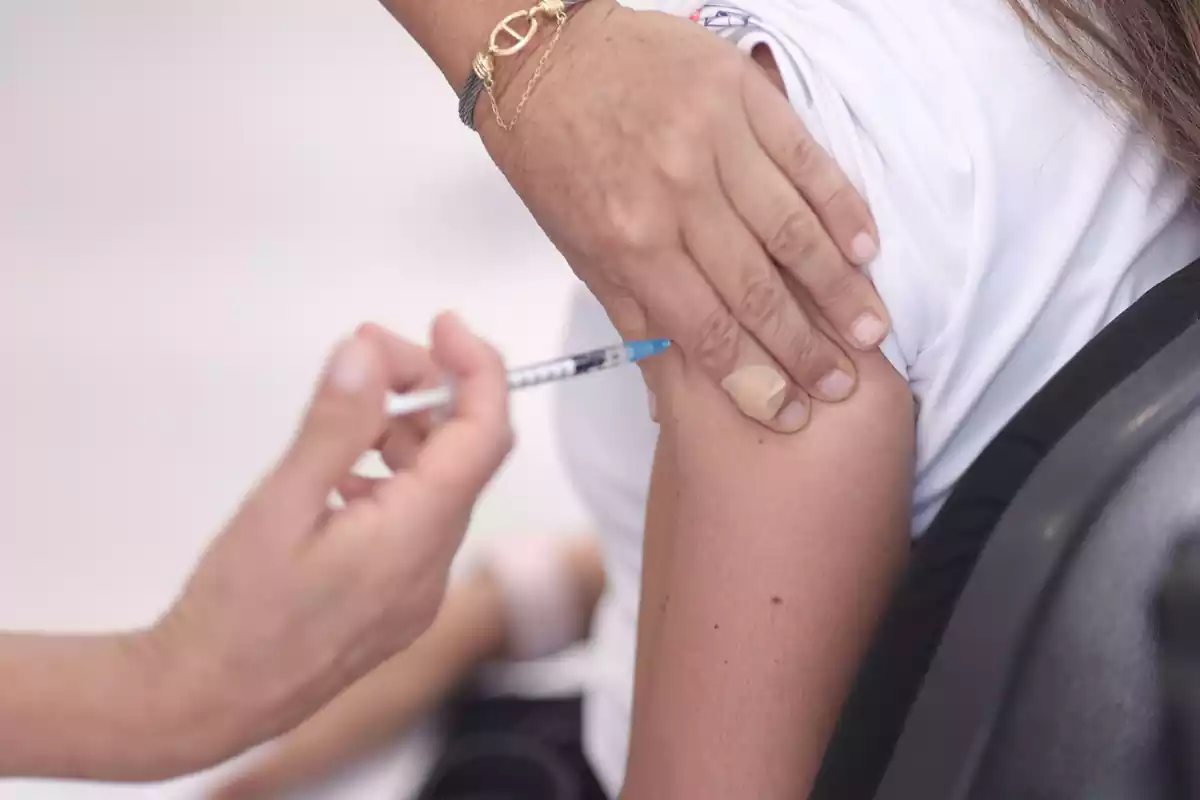 Una persona recibiendo la vacuna contra el Covid-19