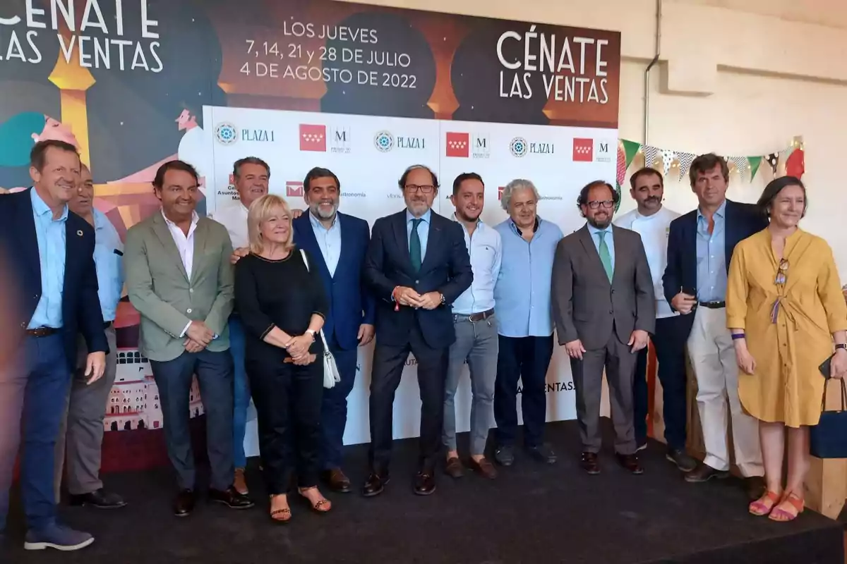 Un grupo de personas posando frente a un cartel que anuncia el evento "Cénate Las Ventas" con fechas en julio y agosto de 2022.