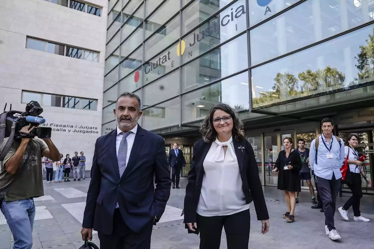 Monica Oltra frente al los juzgados de Valencia