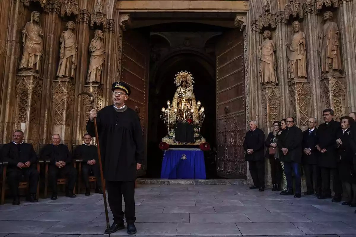 La Virgen de los Desamparados en una sesión judicial del Tribunal de Aguas, en la Puerta de los Apóstoles de la Catedral de Valencia