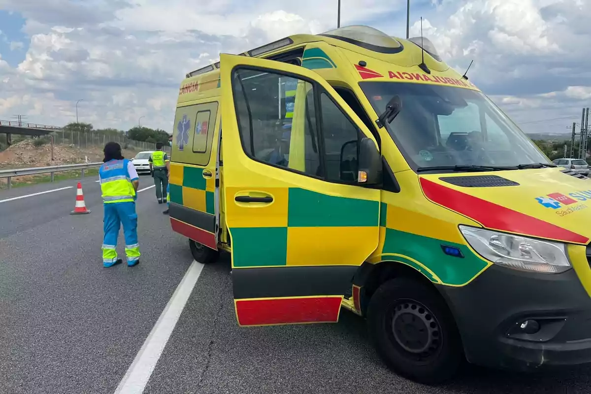 Ambulancia en carretera