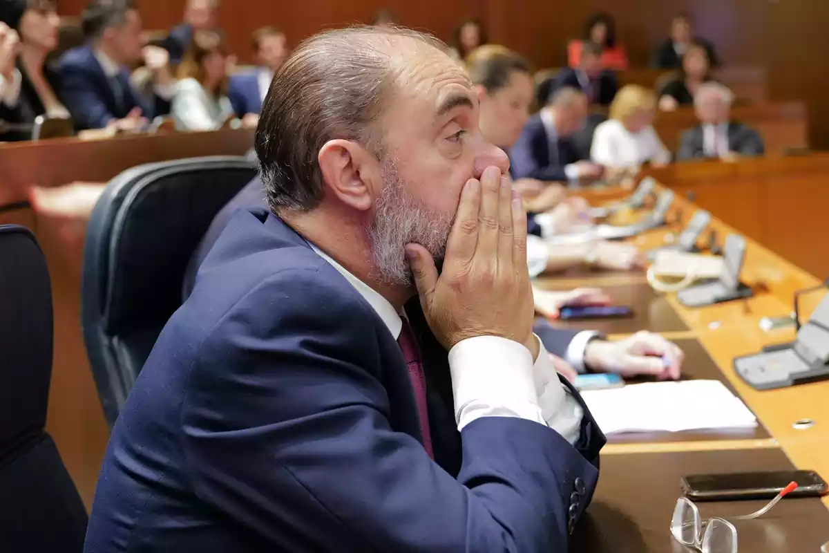 El secretario general del PSOE de Aragón, Javier Lambán, durante la sesión constitutiva de la XI Legislatura de las Cortes de Aragón