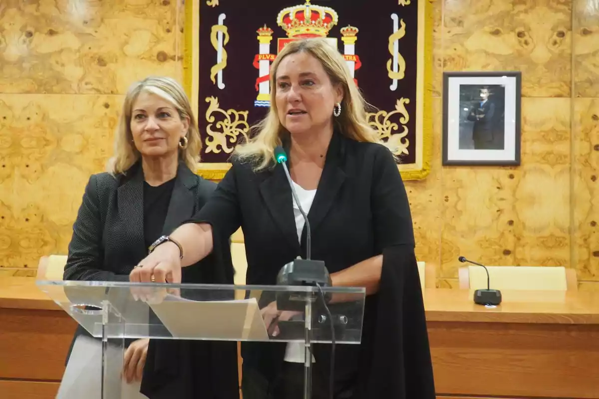 La alcaldesa de Torrelodones, Almudena Negro, en rueda de prensa acompañada por la segunda teniente de alcalde, Sonsoles Palacios.