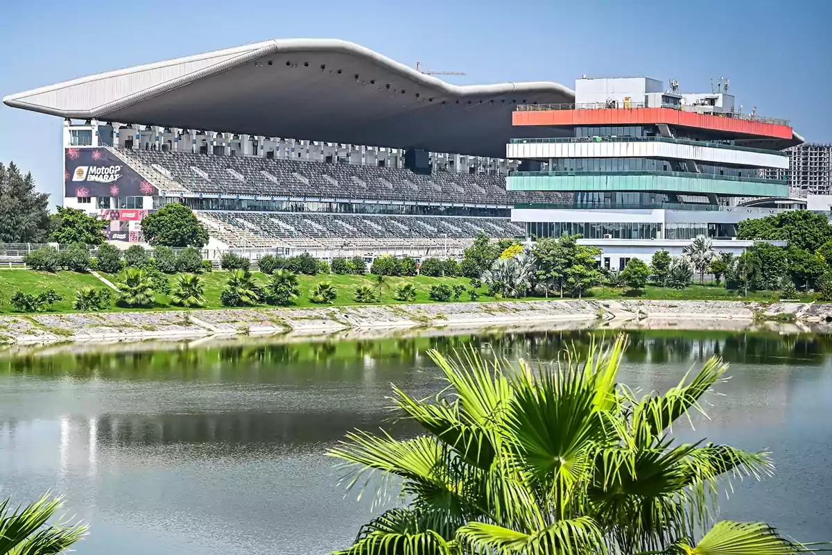 Vista del Autódromo Hermanos Rodríguez con un lago en primer plano y vegetación alrededor.