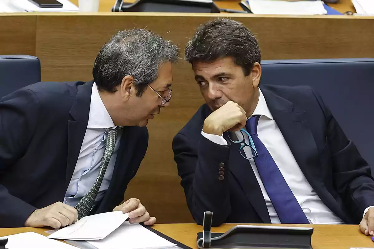 El vicepresidente de la Generalitat Valenciana y conseller de Cultura y Deporte, Vicente Barrera , y el presidente de la Generalitat valenciana, Carlos Mazón