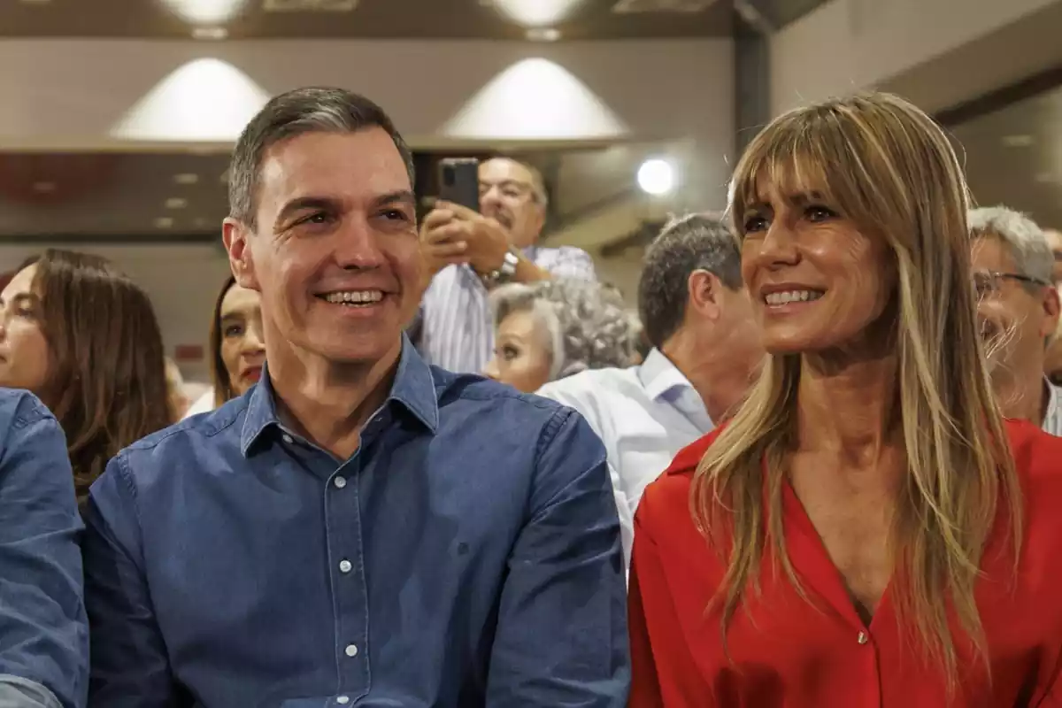 Pedro Sánchez y Begoña Gómez sentados juntos