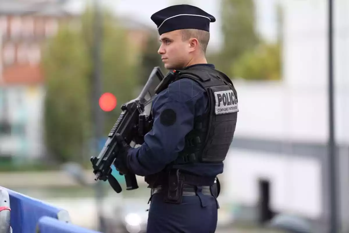 Agente policial en París