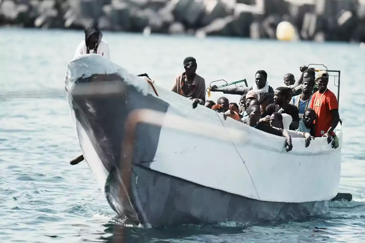 Decenas de migrantes a su llegada al puerto de La Restinga, a 31 de octubre de 2023, en El Hierro, Santa Cruz de Tenerife, Tenerife