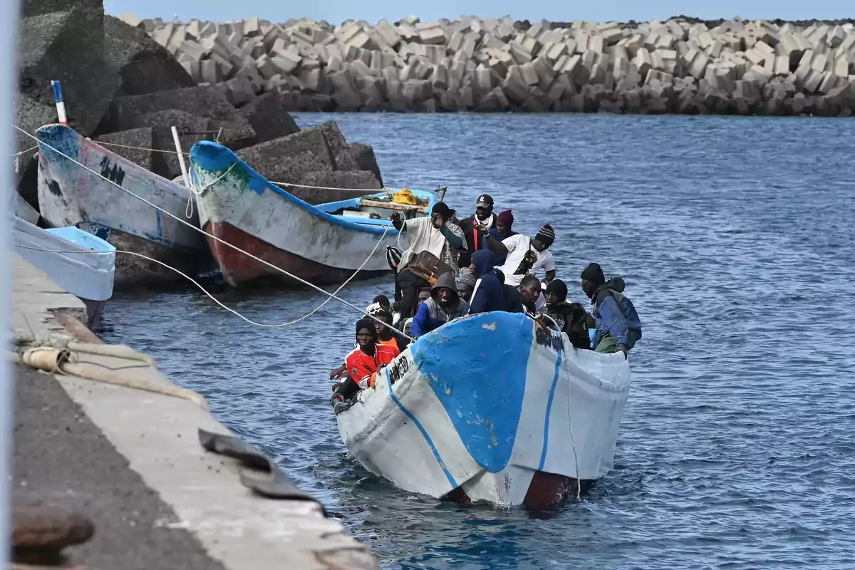 Varios migrantes llegan al puerto de La Restinga