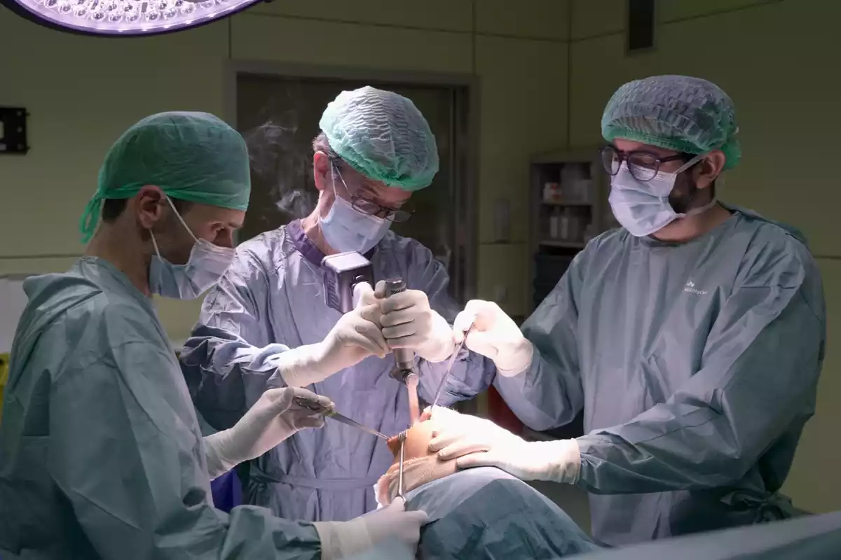 Cirujanos haciendo una operación de prótesis de rodilla