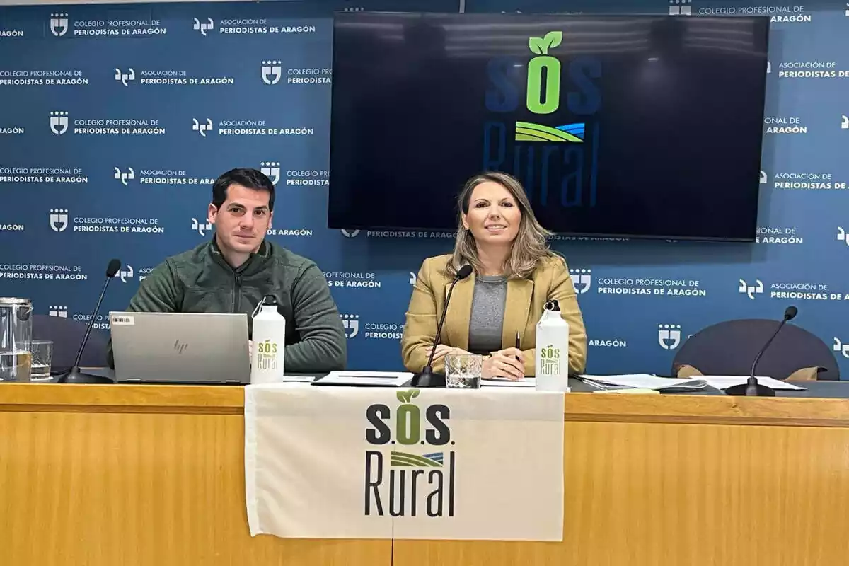 El secretario general de SOS Rural, Javier Poza, y la portavoz, Natalia Corbalán