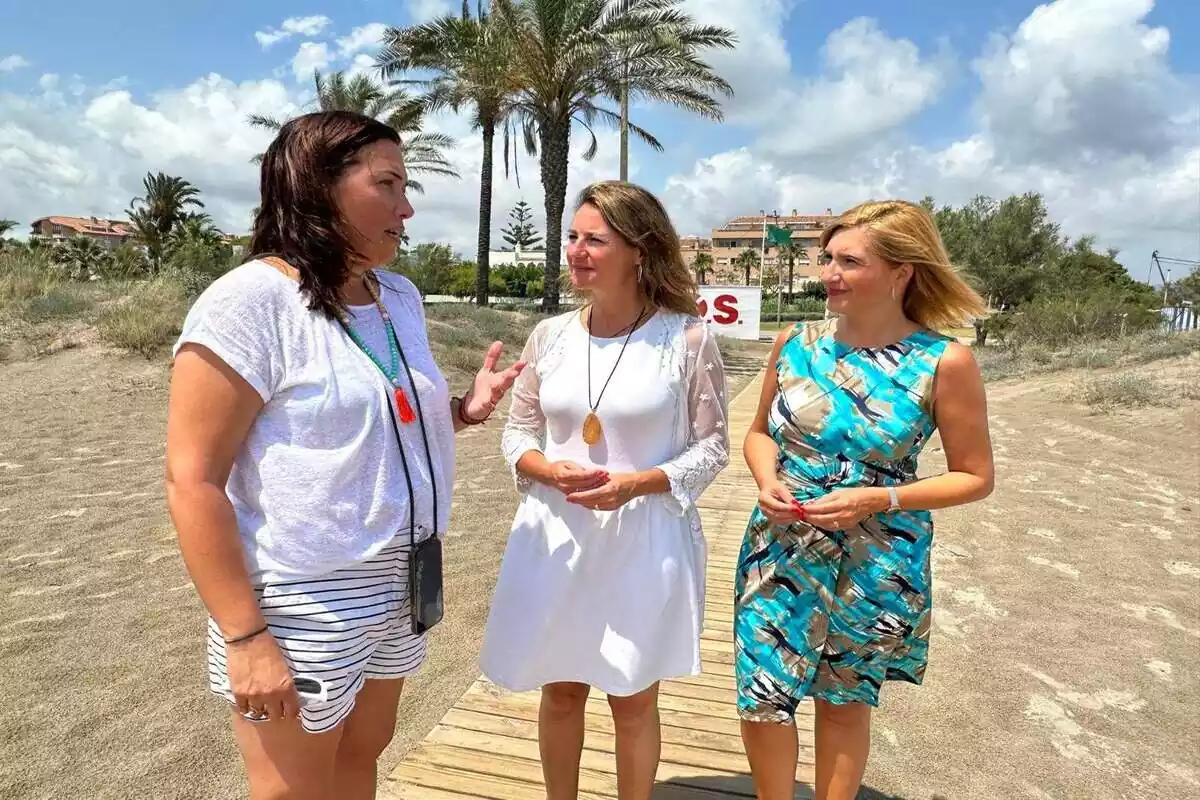 Begoña Carrasco alcaldesa de Castellon inspecciona las playas con la consellera Salome Pradas