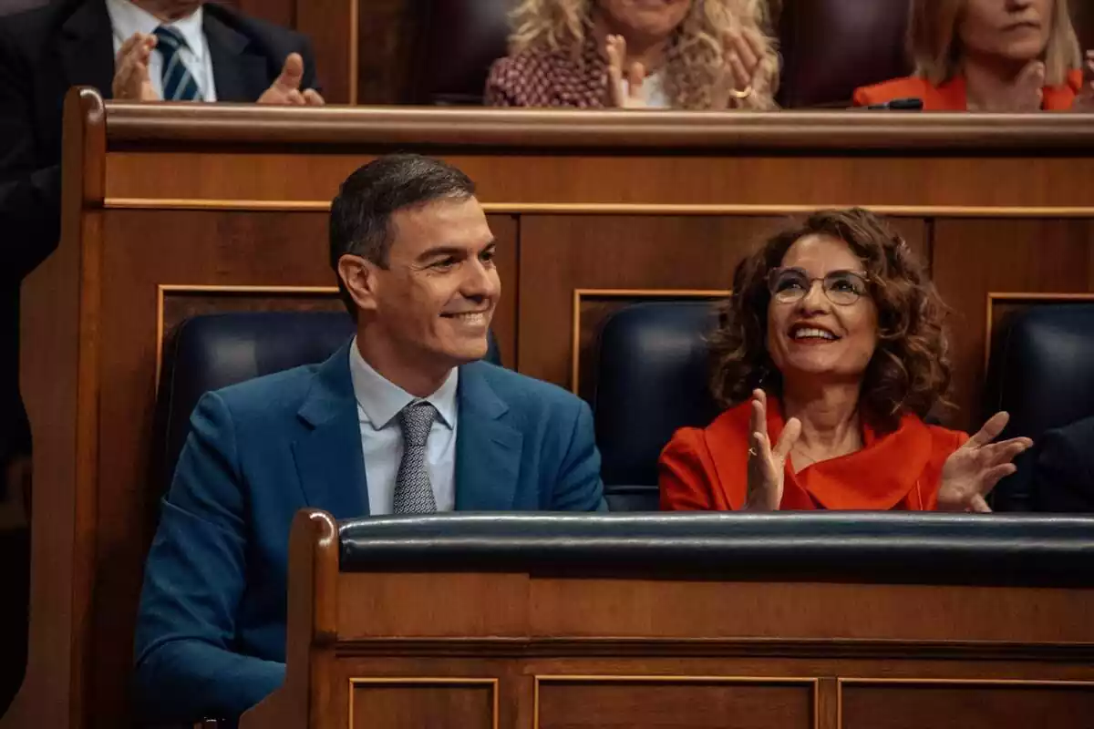 Pedro Sánchez y María Jesús Montero sonríen desde sus escaños en el Congreso de los diputados