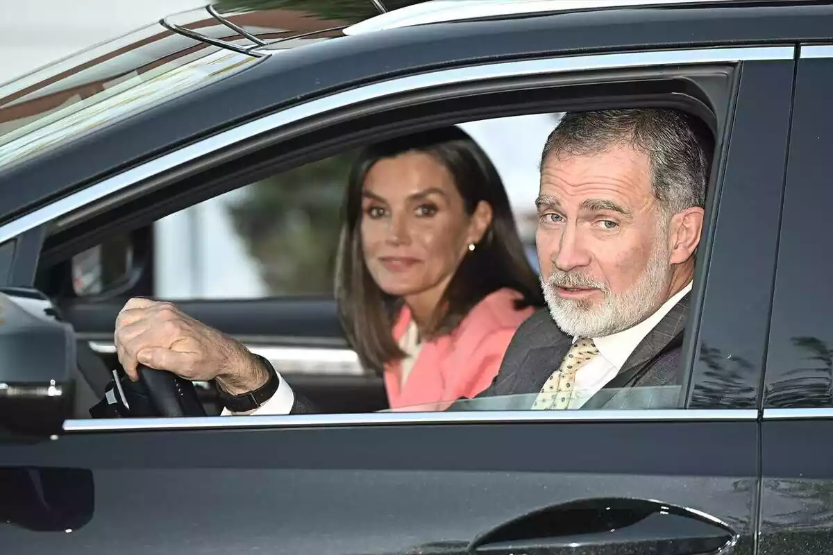 el rey Felipe VI y la reina Letizia en un coche