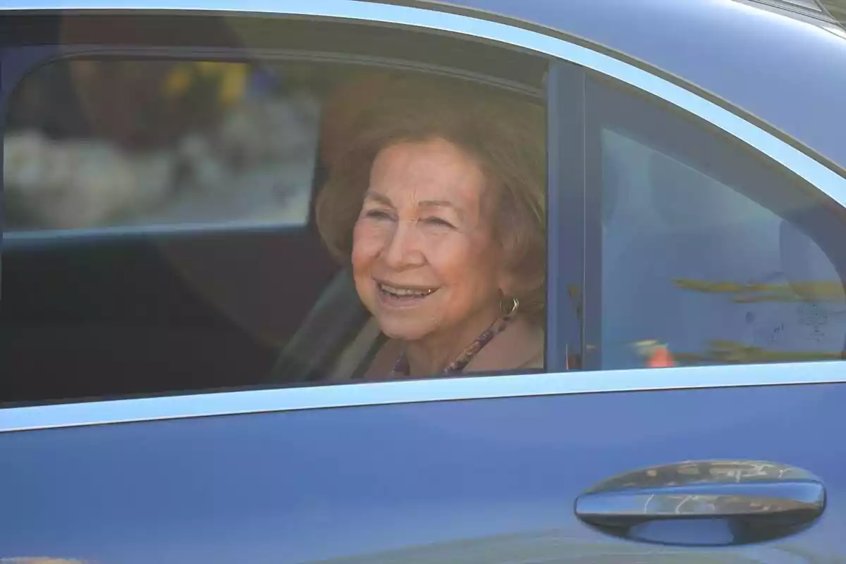 Reina Sofía en un coche