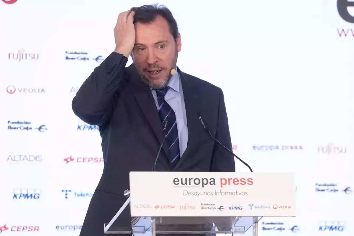 El ministro de Transportes y Movilidad Sostenible, Óscar Puente, interviene durante un desayuno informativo de Europa Press