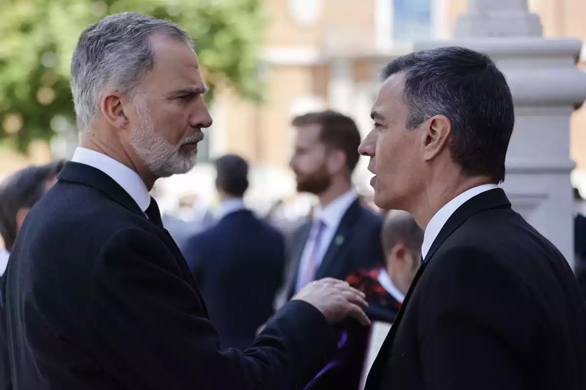 El Rey Felipe y el presidente del Gobierno, Pedro Sánchez a la salida del Premio 'Miguel de Cervantes' 2023