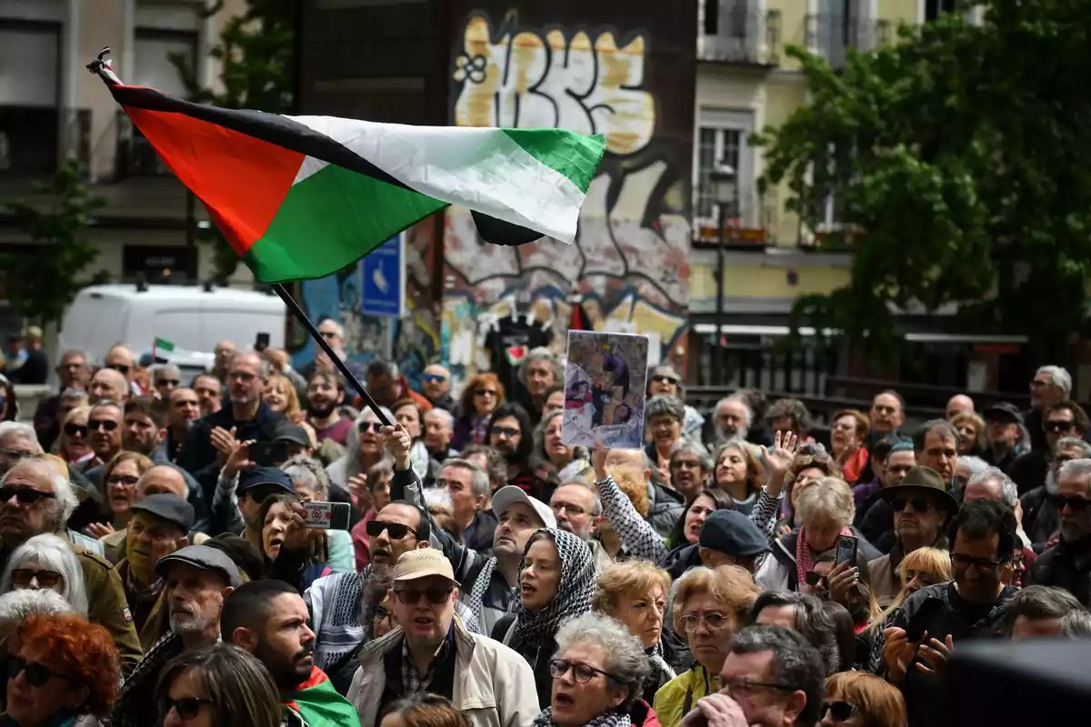 Decenas de personas durante una concentración del mundo de la cultura para exigir el alto al fuego en Gaza, en la Plaza del Museo Reina Sofía, a 27 de abril de 2024 en Madrid