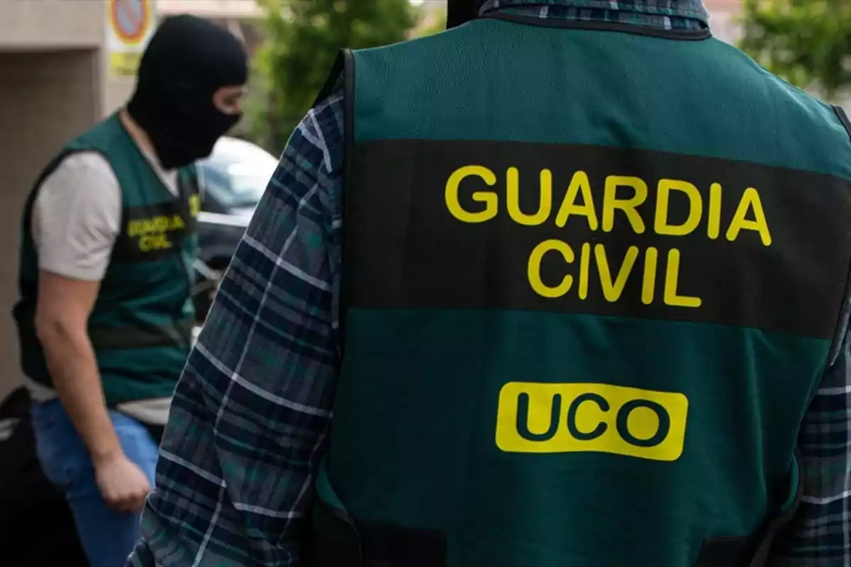 Agentes de la Guardia Civil con chalecos identificativos y uno de ellos lleva pasamontañas