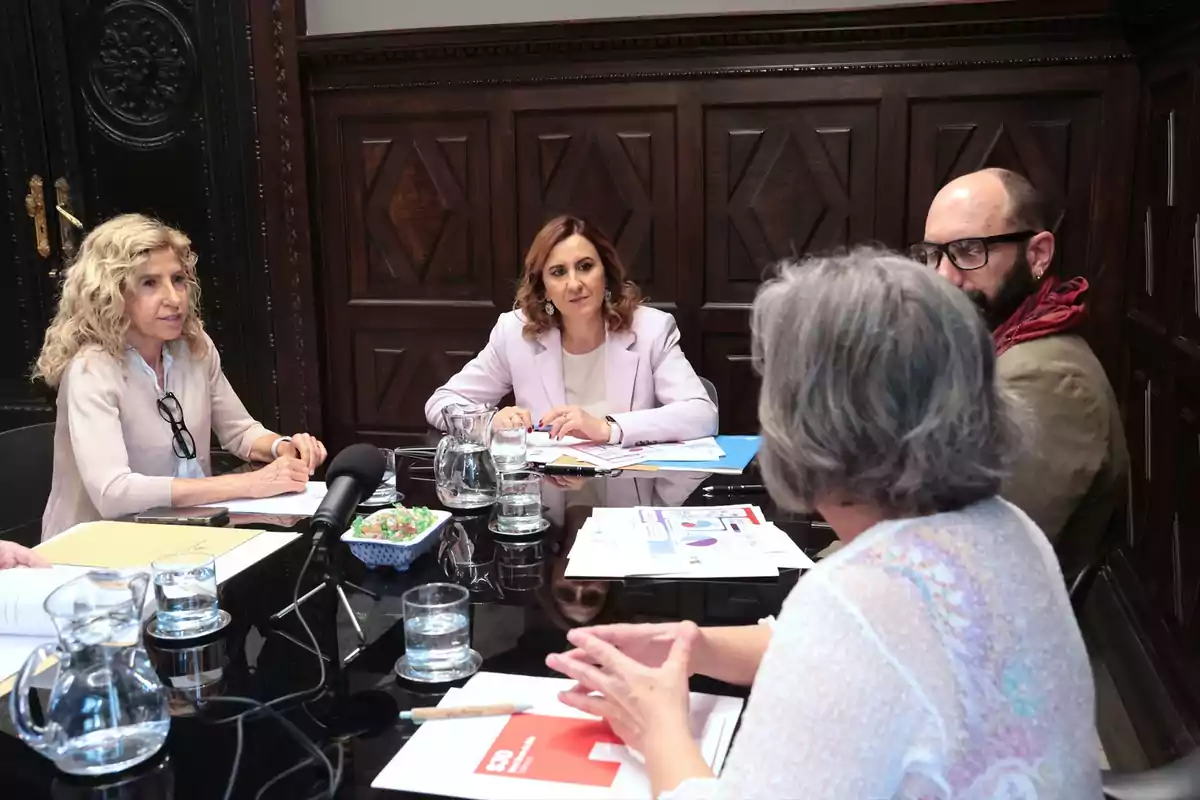 La alcaldesa de València, María José Catalá, y la edil de Servicios Sociales, Marta Torrado