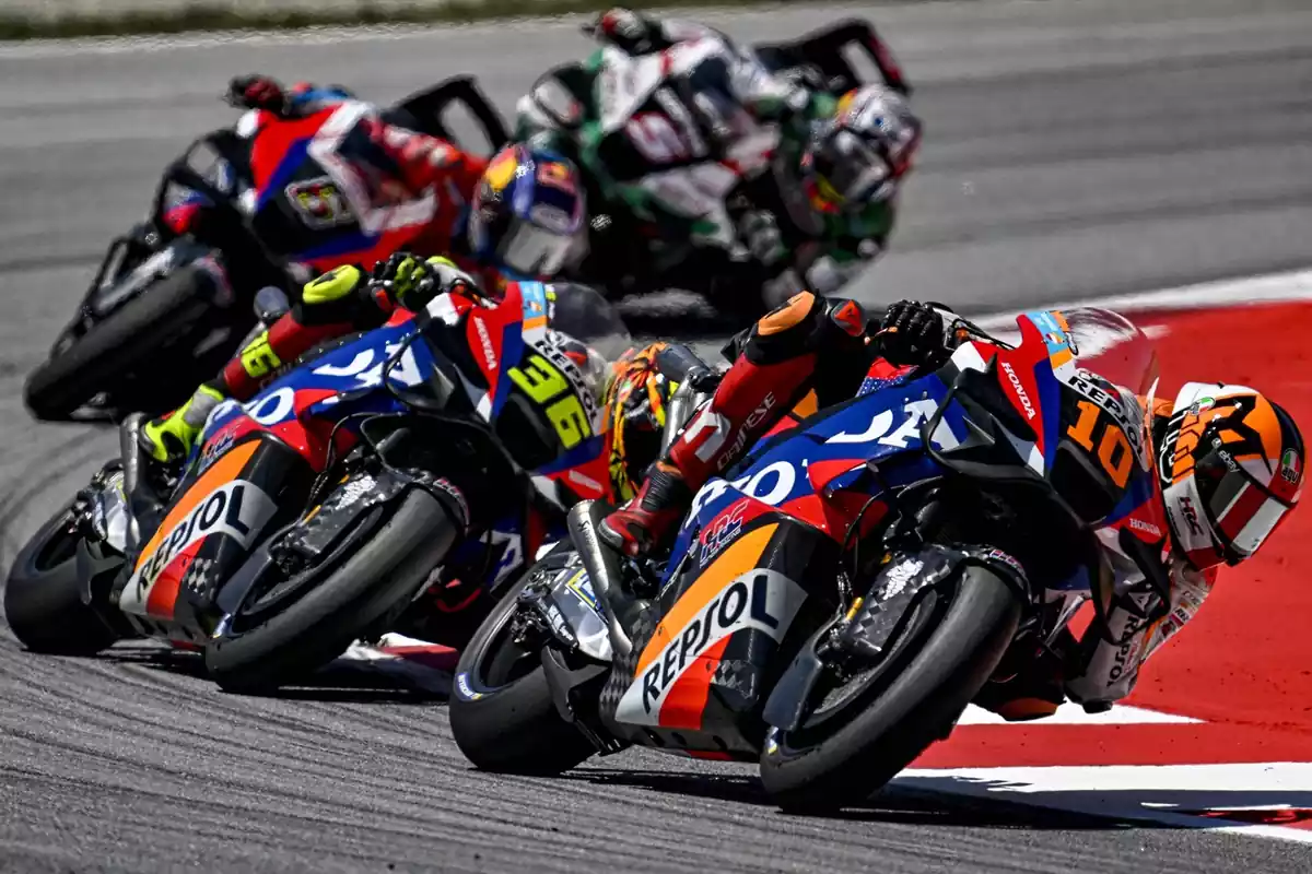 cuatro motociclistas compitiendo en el circuito de Cataluña por el primer puesto en una curva
