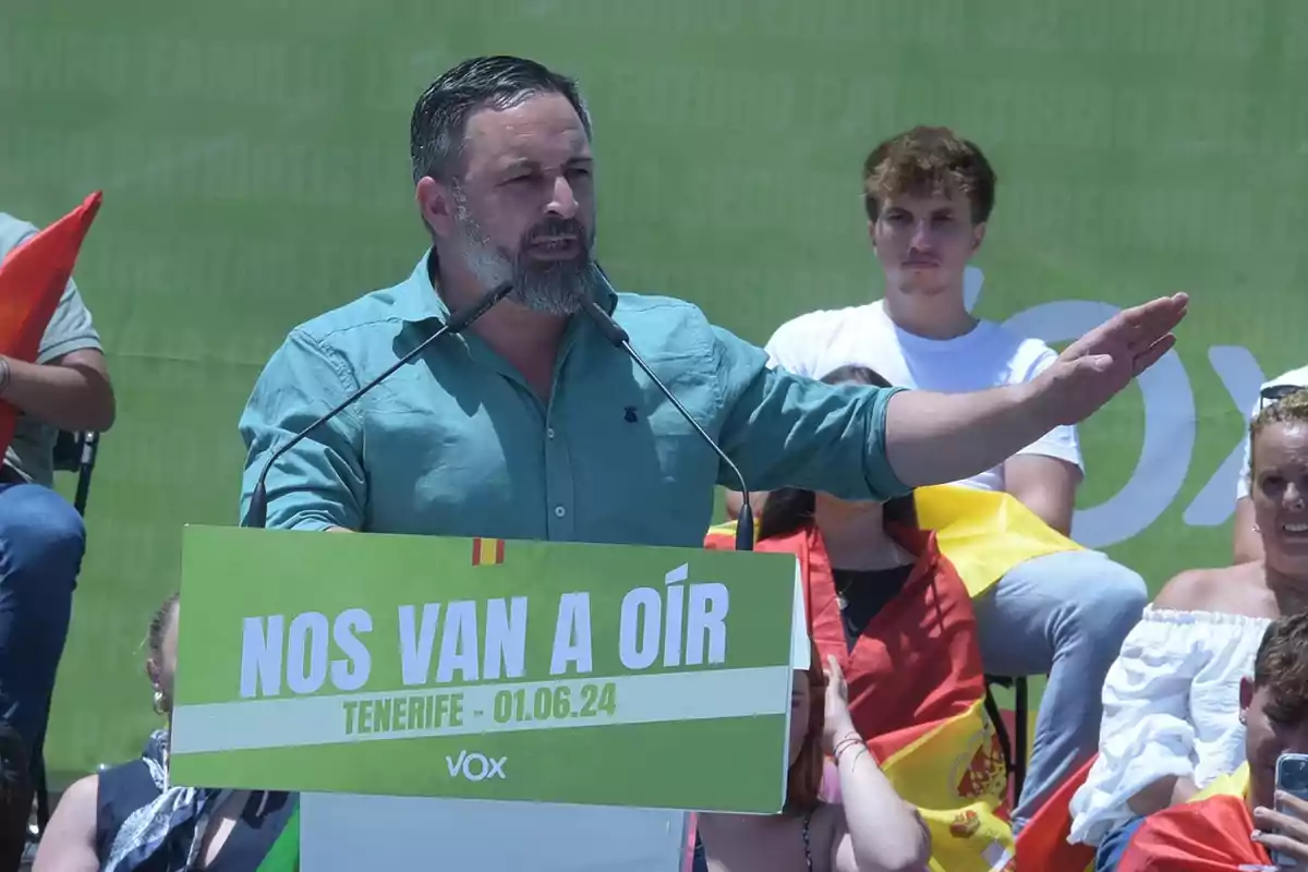 El líder de Vox, Santiago Abascal, interviene durante un mitin de VOX