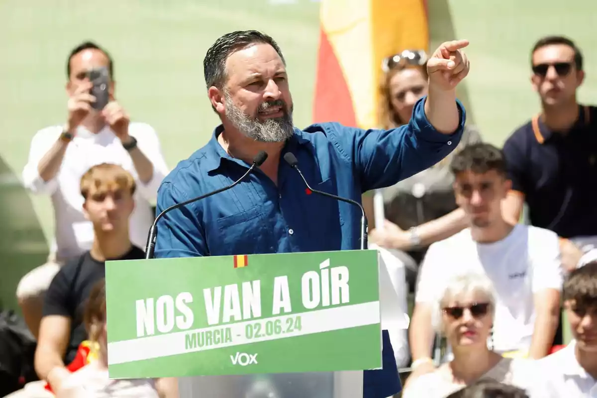 El líder de VOX, Santiago Abascal, interviene durante un acto de campaña de VOX, en la plaza Julián Romea,