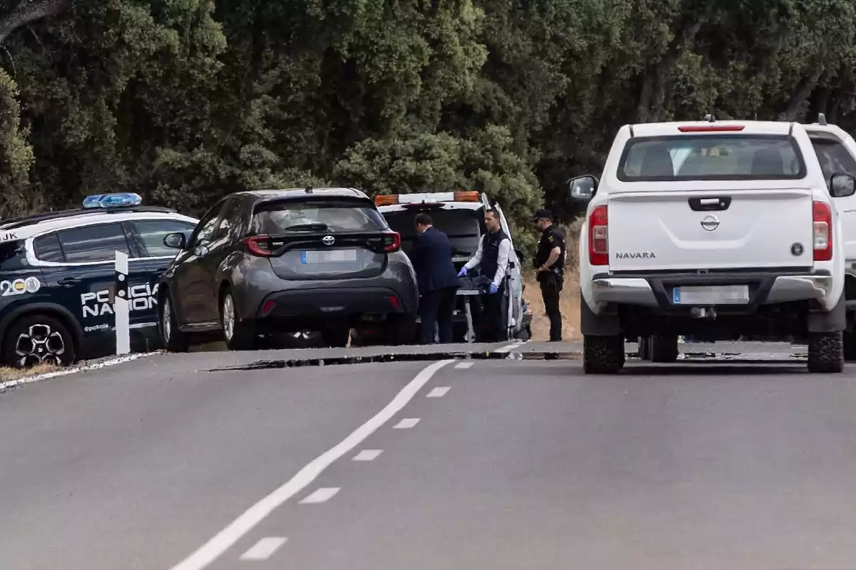 Agentes de la Policía Nacional trabaja en el lugar de los hechos, en el kilómetro 6 de la M-612, en la carretera de Fuencarral-El Pardo