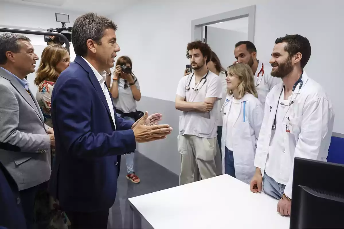 Carlos Mazón conversando con personal sanitario