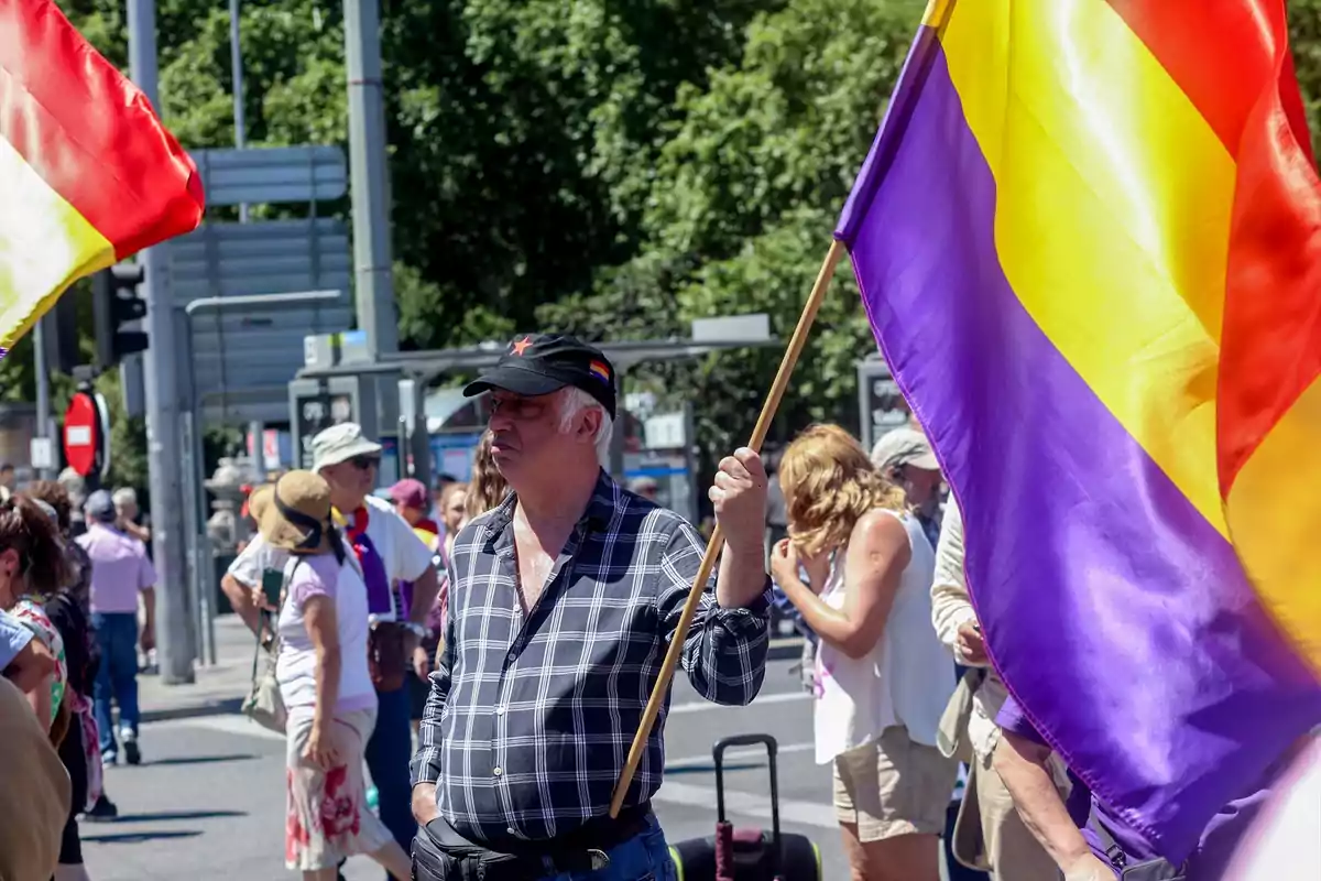 Varias personas durante una marcha contra la monarquía