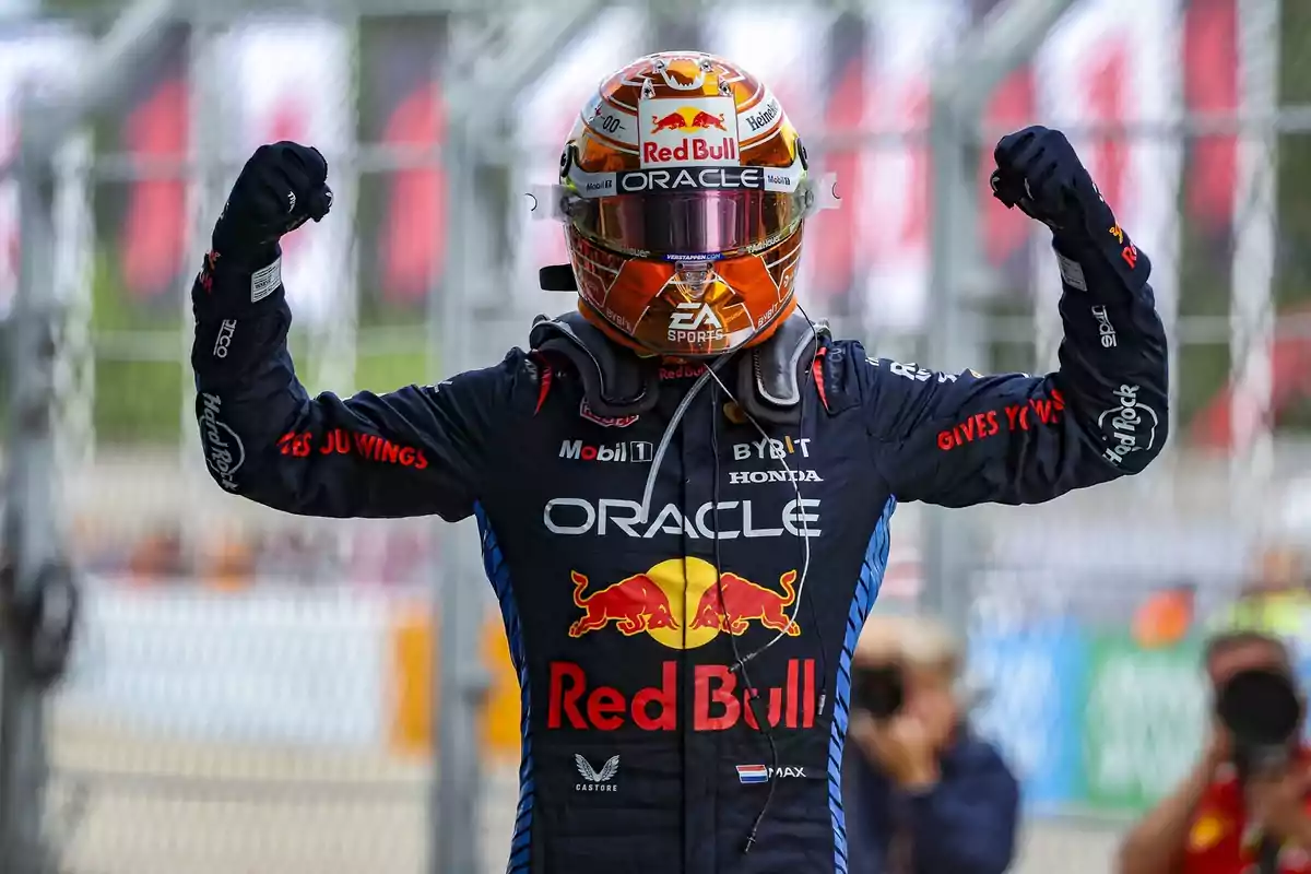 Piloto de Fórmula 1 de Red Bull celebrando con los brazos en alto.