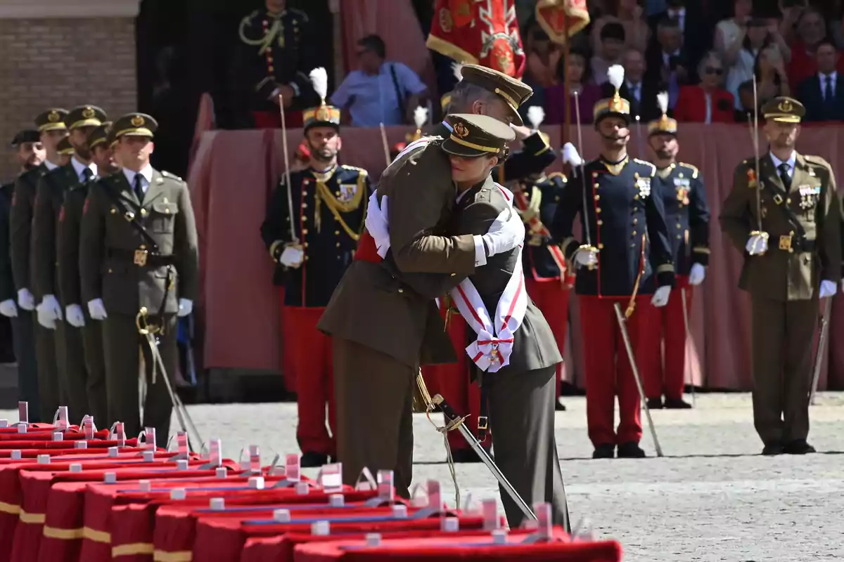 El abrazo entre el Rey Felipe VI y la Princesa Leonor durante la entrega de los Reales Despachos de empleo