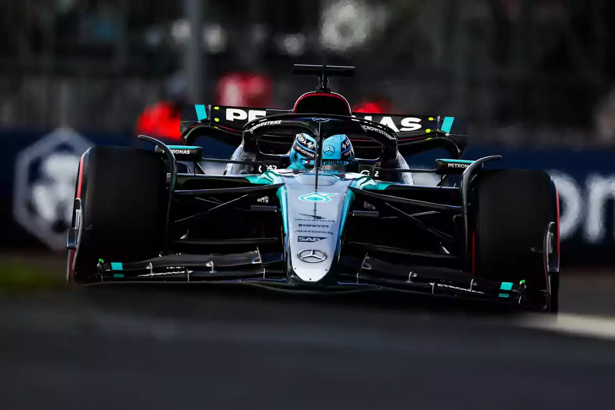 Un coche de Fórmula 1 de Mercedes-AMG Petronas en la pista durante una carrera.