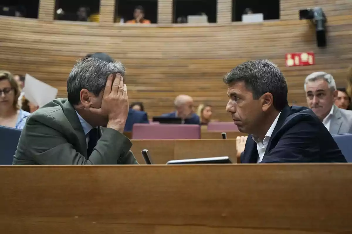 El vicepresidente primero y conseller de Cultura y Deporte, Vicente Barrera (i) y el presidente de la Generalitat Valenciana y presidente del PPCV, Carlos Mazón