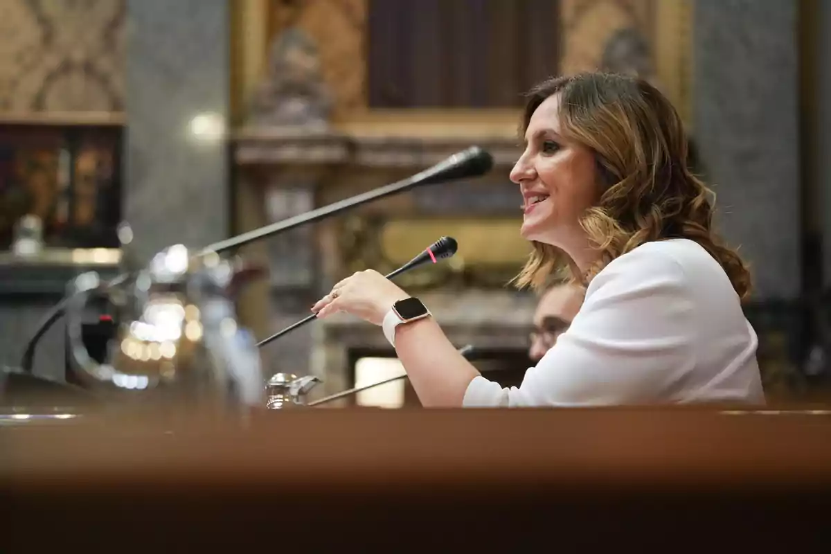 La alcaldesa de Valencia, María José Catalá, durante la sesión plenaria, en el Ayuntamiento de Valencia