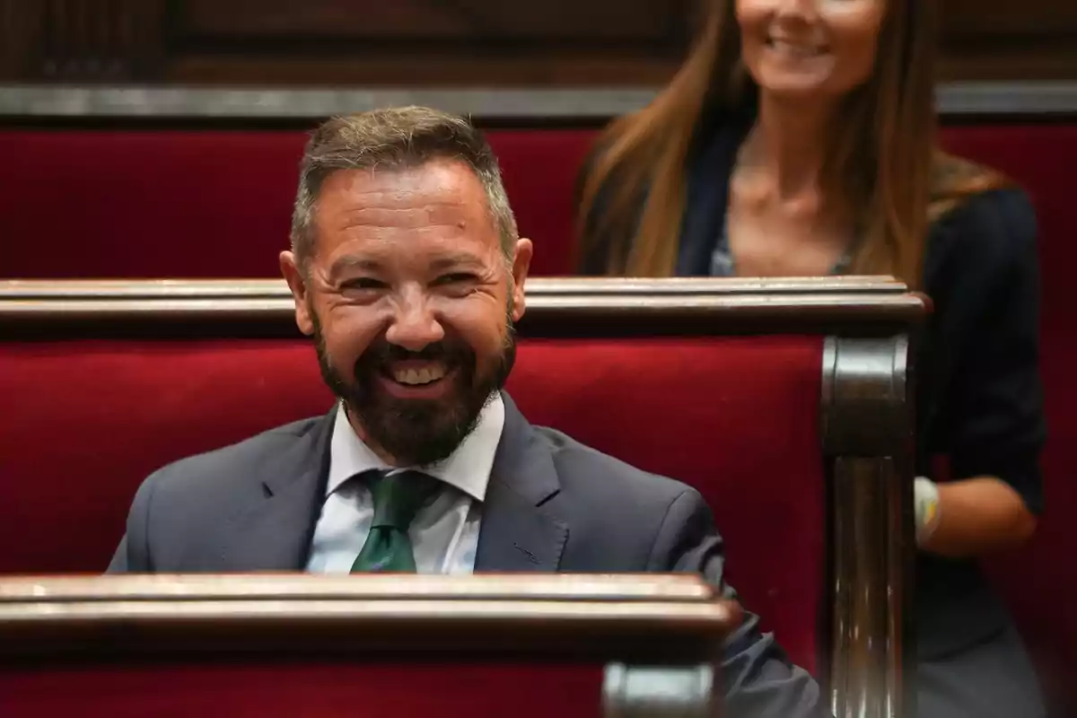 El segundo teniente de Alcaldía, Juanma Badenas, durante una sesión plenaria, en el Ayuntamiento de Valencia