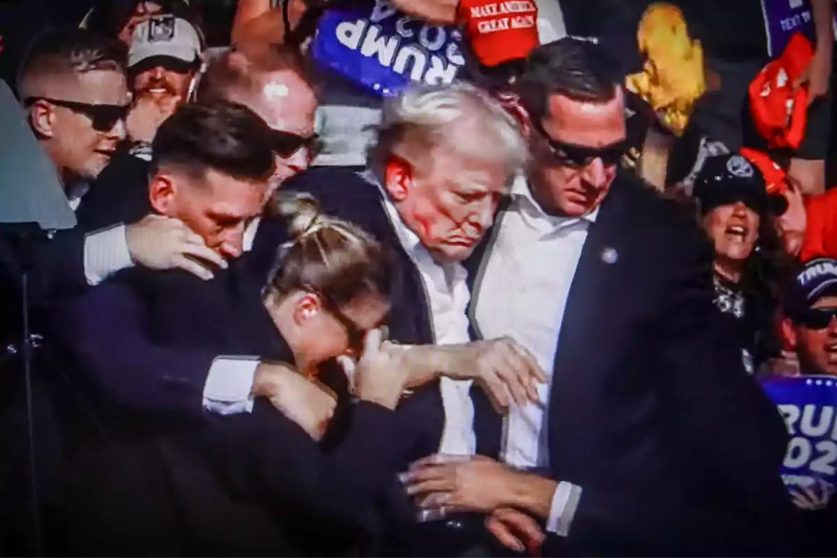 Momento del atentado contra Donald Trump