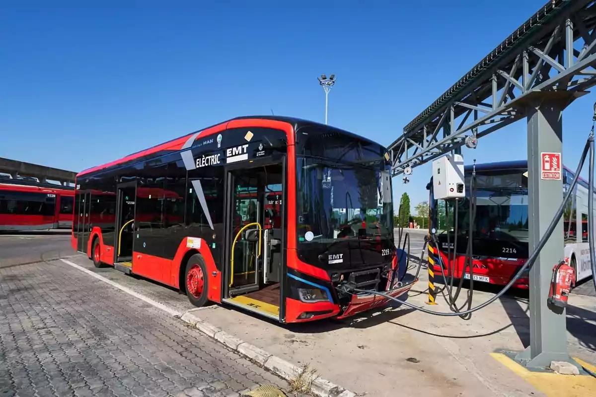 Autobús eléctrico de la EMT de Valencia en una estación de carga