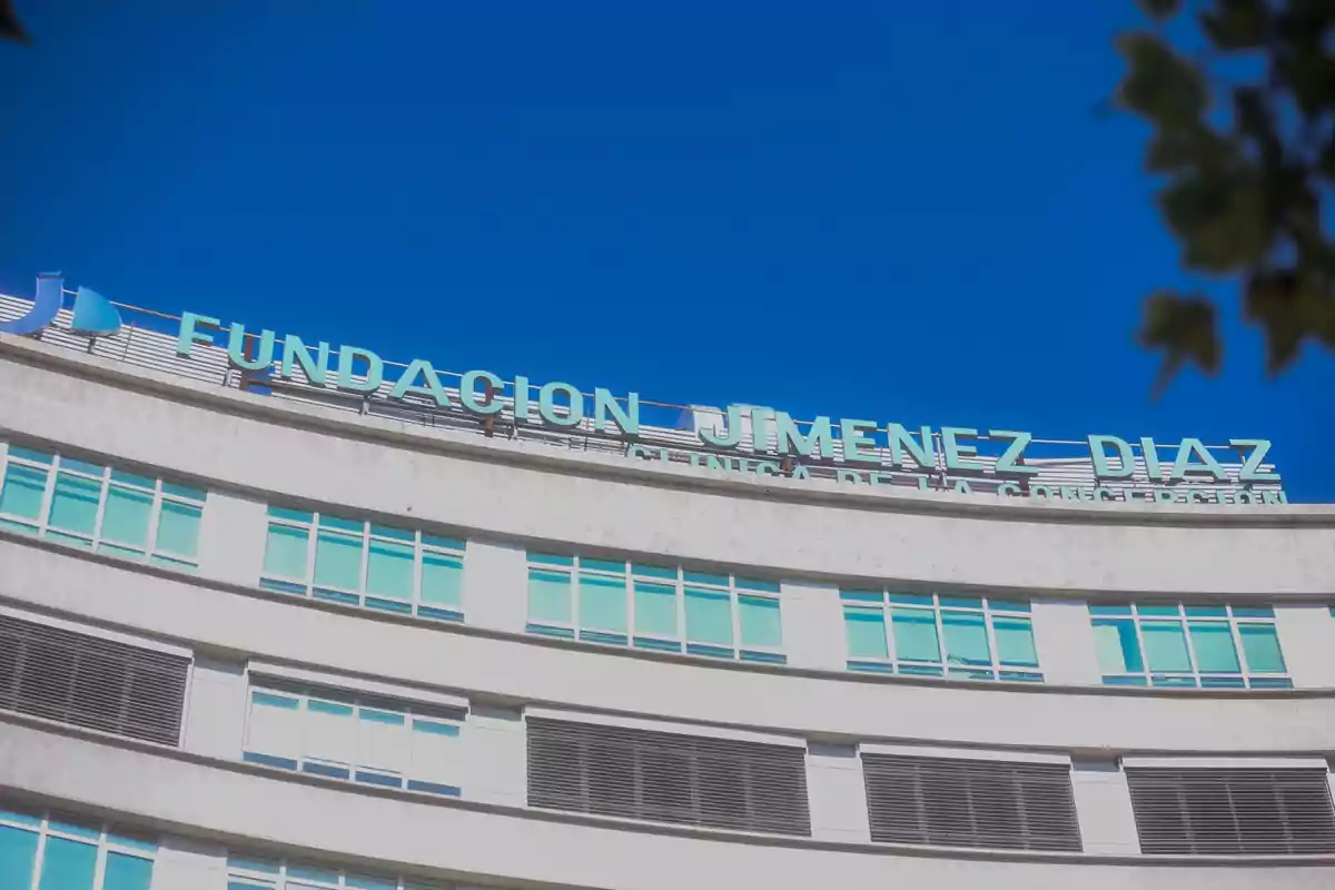 Edificio de la Fundación Jiménez Díaz con cielo azul de fondo.