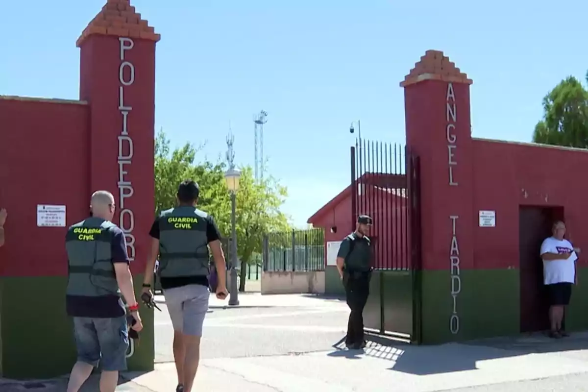 Entrada al polideportivo Ángel Tardío con agentes de la Guardia Civil presentes.